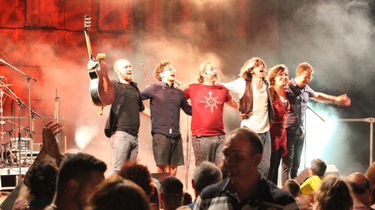 groupe de musique qui salut le public au festival Escota é Minja à l’Isle-Jourdain.